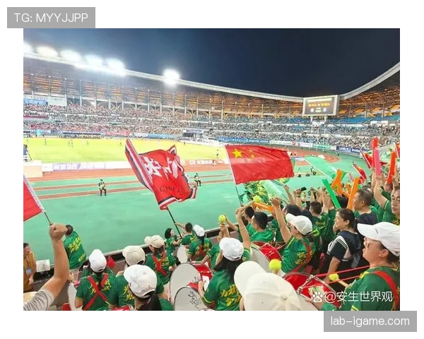 泰国球迷狂热助威国家队，主场气氛点燃绿茵激情