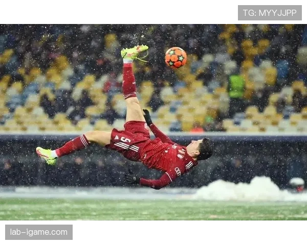 莱万多夫斯基进球方式解析:头球、脚下与禁区终结均衡性分析 莱万多夫斯基进球方式解析:头球、脚下与禁区终结均衡性分析