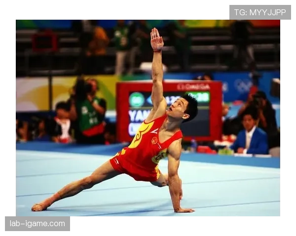 杨威退役后这身材管理也太狠了，体操老将私下还在练倒立？