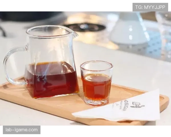 陶菲克训练完随手买杯咖啡都要被围观，这退役生活也太松弛了吧