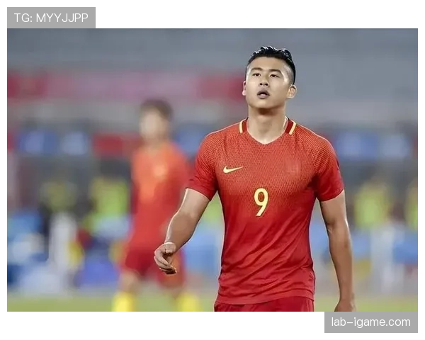 看到张玉宁训练完提菜篮回小区，手腕那块表看得我怀疑人生